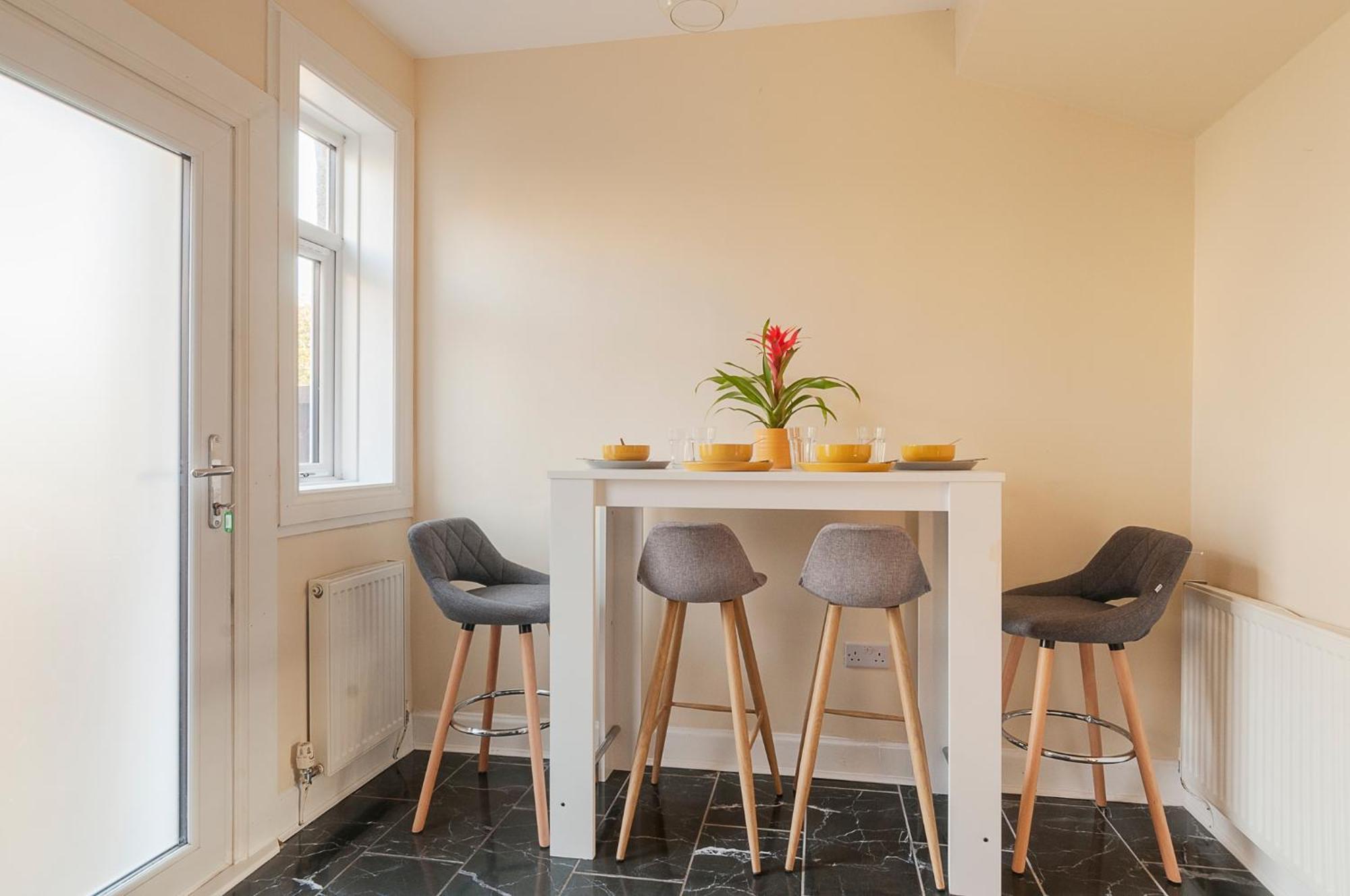 2 Bed Property, Sleeps 5, Free Parking, Near City Centre Edimburgo Esterno foto